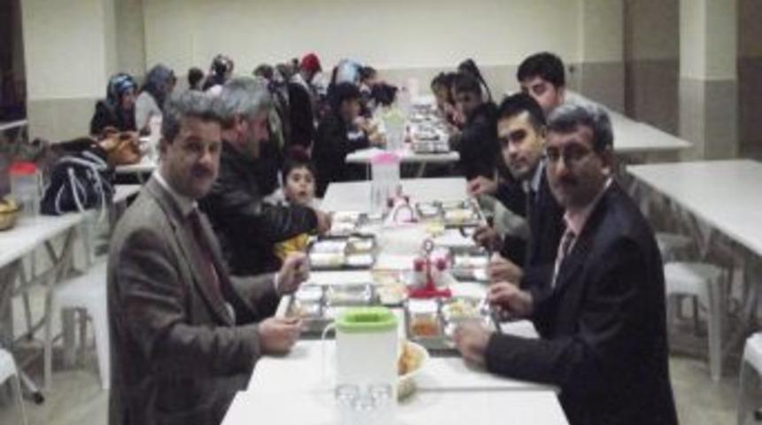 Depremzedeler, Kumluca Koleji'nde bir araya geldi