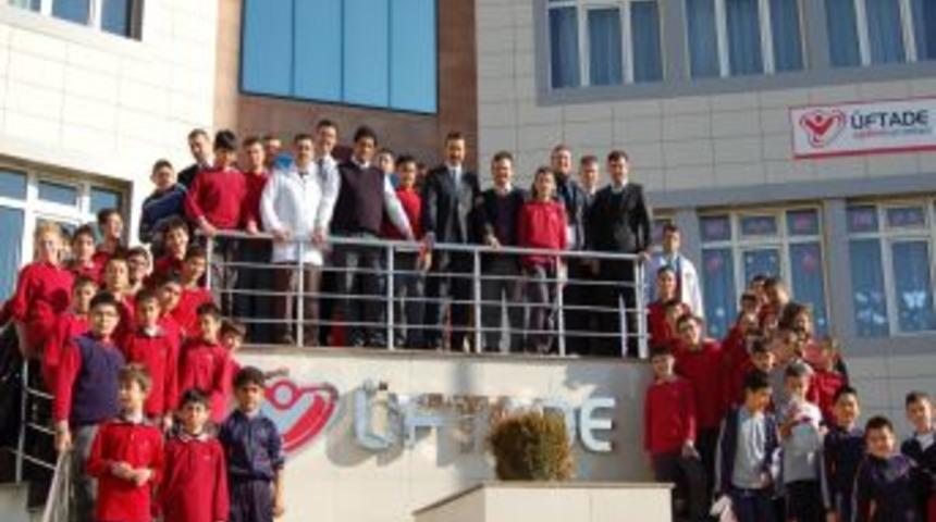 Uşak &Ouml;zel &Uuml;ftade İlk&ouml;ğretim'in yılbaşı hediyeleri Van'a