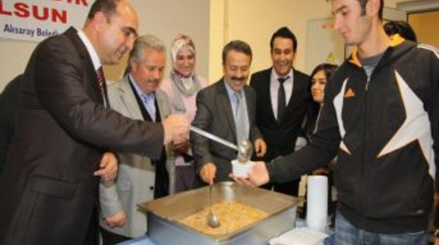 Başkan Palta ve Rekt&ouml;r Prof. Dr. Acar &ouml;ğrencilere aşure ikram etti