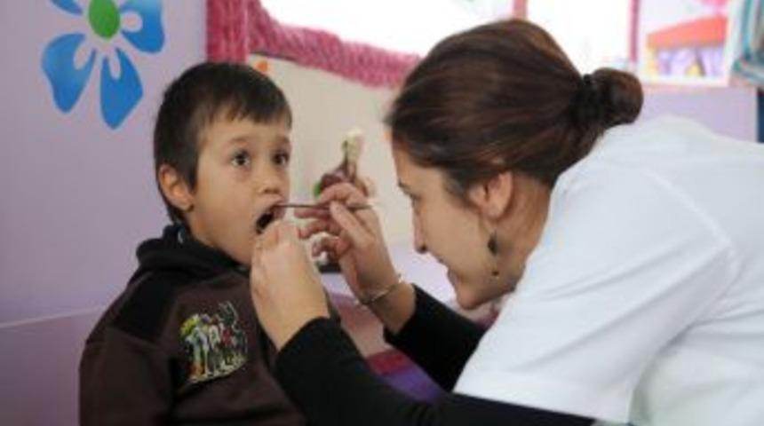 Gezici eğitim otob&uuml;s&uuml;nde minikler diş taramasından ge&ccedil;irildi