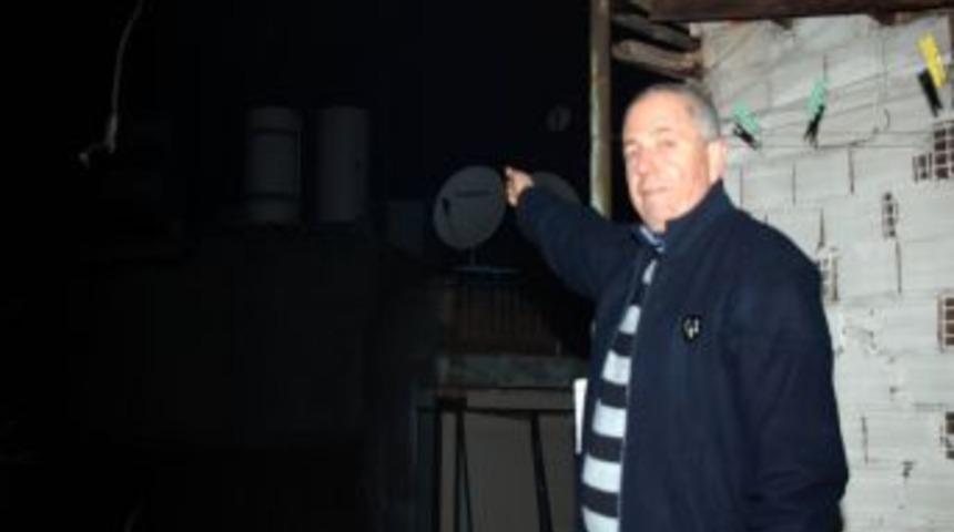 &Ccedil;atısına ikinci baz istasyonunu taktırdı, mahalleli isyan etti