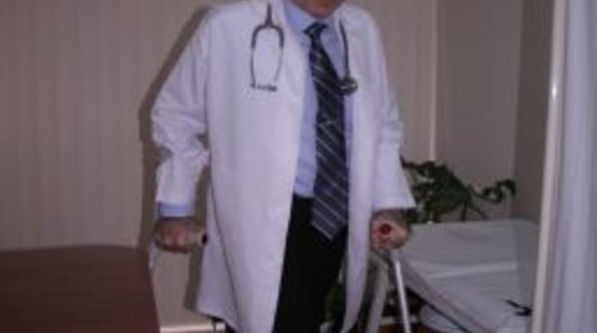 Y&uuml;r&uuml;me engelli doktor, hastaların umut kaynağı oldu
