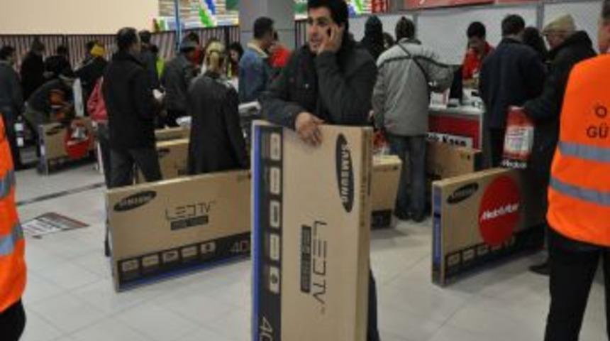 Teknolojik &uuml;r&uuml;n almak i&ccedil;in mağaza &ouml;n&uuml;nde sabahladılar