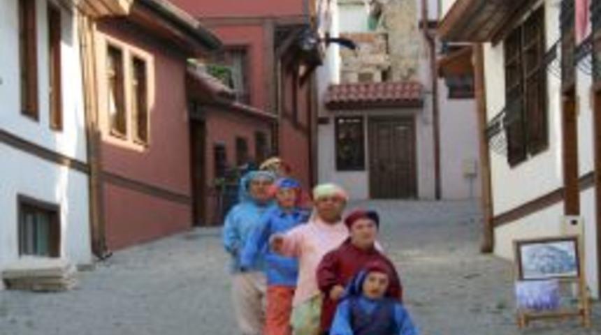 Yedi C&uuml;celer, &ccedil;ocuklara depremi 'Pamuk Prenses' ile unutturmak istiyor