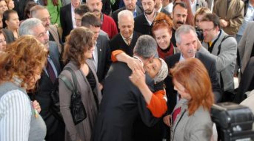 Belediye Başkanı S&ouml;zen, 17 ay aradan sonra g&ouml;reve başladı