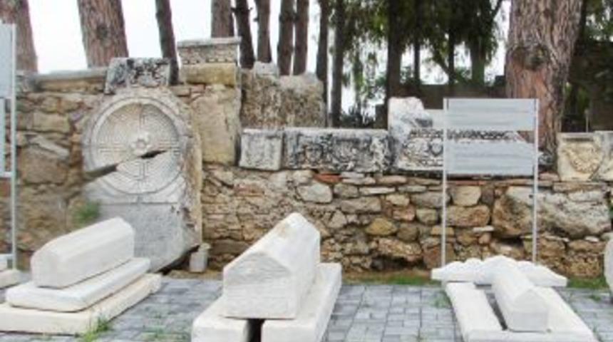 &Uuml;zerinde d&uuml;nyanın fani olduğunu yazan sandukalar turistlerin ilgisini &ccedil;ekiyor