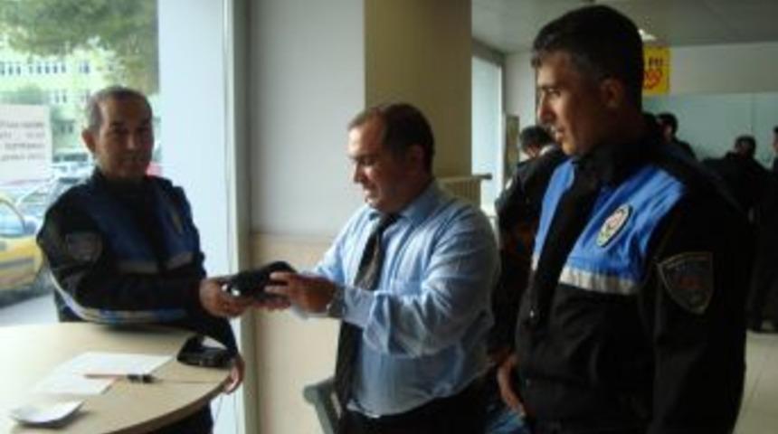 Polis bulduğu &ccedil;antayı sahibine teslim etti