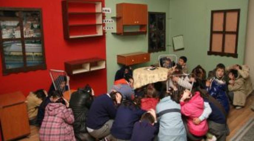 Vanlı depremzedeleri anlamak isteyen, yapay deprem platformuna koşuyor