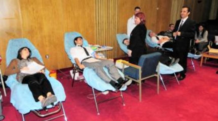 T&Uuml;İK İzmir personeli 400 &uuml;nite kan verdi