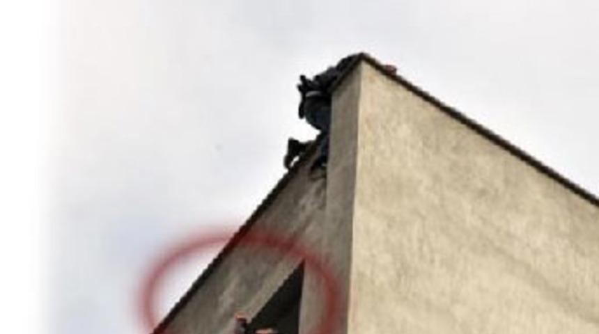 İntiharı taş atarak engellemeye &ccedil;alıştılar