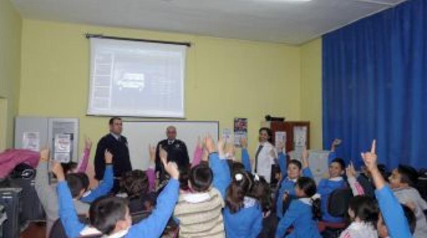 İlk&ouml;ğretim &ouml;ğrencilerine trafik eğitimi verildi