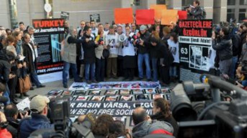 Basın &ouml;rg&uuml;tlerinden Oda TV davası sanıklarına destek