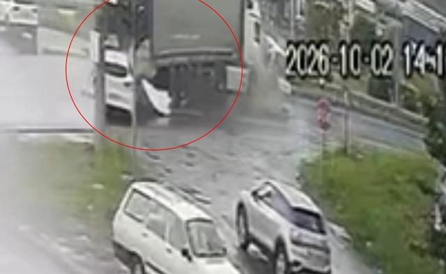 Samsun&rsquo;da 5 kişinin yaralandığı kazanın g&uuml;venlik kamerası g&ouml;r&uuml;nt&uuml;s&uuml; ortaya &ccedil;ıktı 1