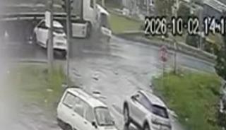 Samsun&rsquo;da 5 kişinin yaralandığı kazanın g&uuml;venlik kamerası g&ouml;r&uuml;nt&uuml;s&uuml; ortaya &ccedil;ıktı