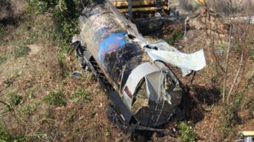 Y&uuml;k treni raydan &ccedil;ıktı, mazot etrafa sa&ccedil;ıldı, demiryolu ulaşıma kapandı