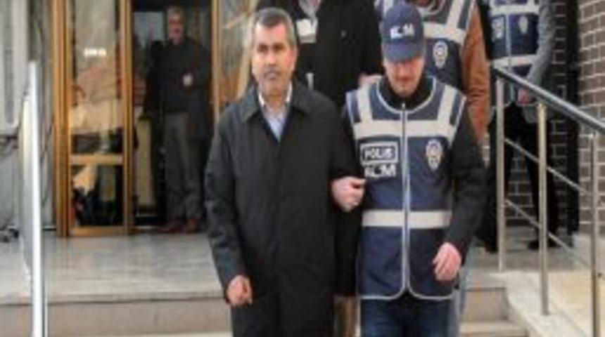 Polis, tapudaki r&uuml;şvet &ccedil;arkını g&ouml;r&uuml;nt&uuml;lerle ortaya koydu, &ccedil;ete &ccedil;&ouml;kertildi