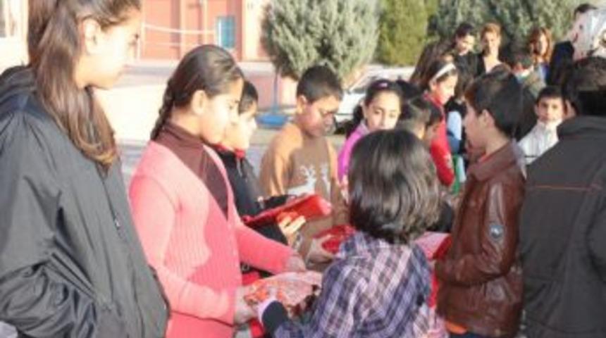Yuva &ccedil;ocukları har&ccedil;lıklarını depremzedeler i&ccedil;in biriktirdi
