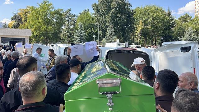 Otomobillerin &ccedil;arpıştığı kazada &ouml;len 3 kişi toprağa verildi 4