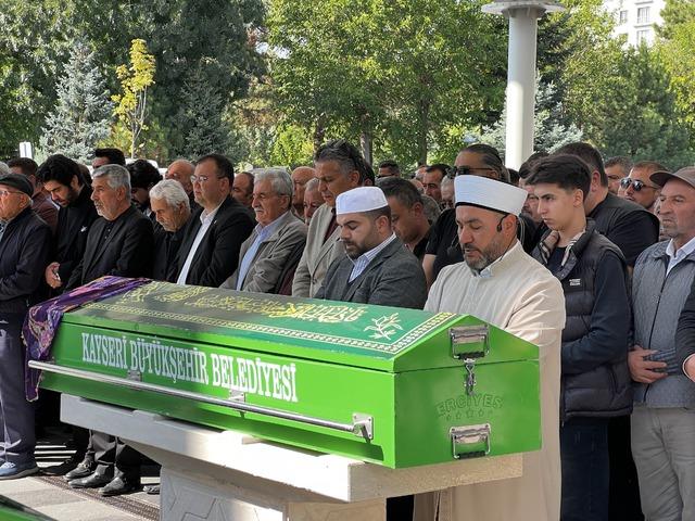 Otomobillerin &ccedil;arpıştığı kazada &ouml;len 3 kişi toprağa verildi 3