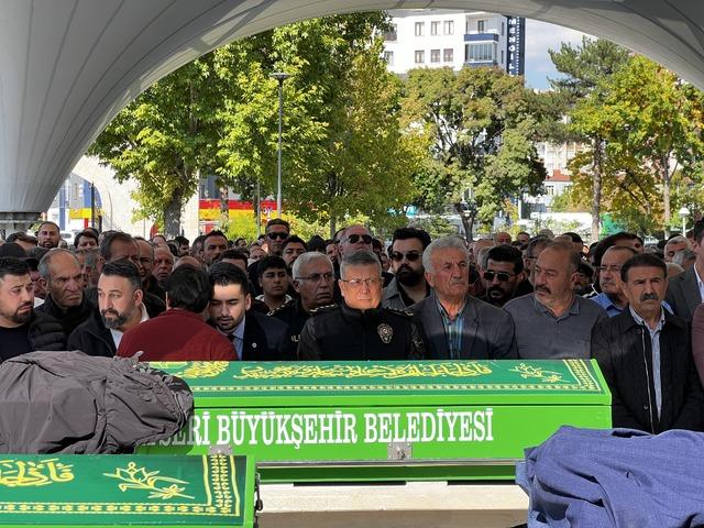 Otomobillerin &ccedil;arpıştığı kazada &ouml;len 3 kişi toprağa verildi 1