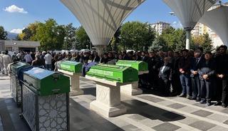 Otomobillerin &ccedil;arpıştığı kazada &ouml;len 3 kişi toprağa verildi
