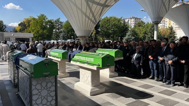Otomobillerin çarpıştığı kazada ölen 3 kişi toprağa verildi