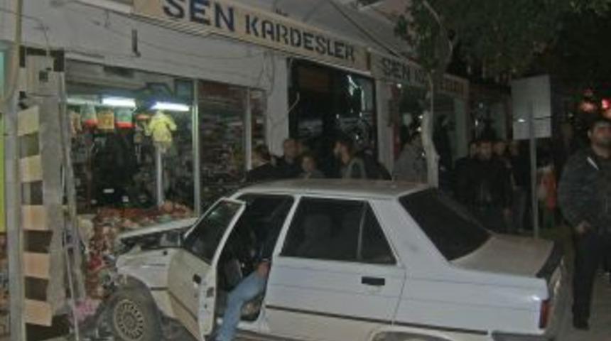 Otomobil iş yerine girdi: 2 yaralı