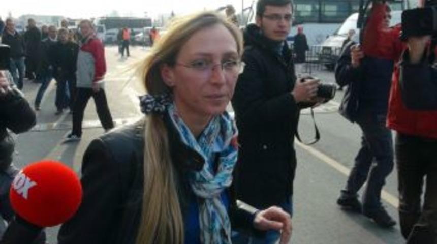 Oda TV davasının tutuksuz sanığı Bayraktar adliyeden ayrıldı