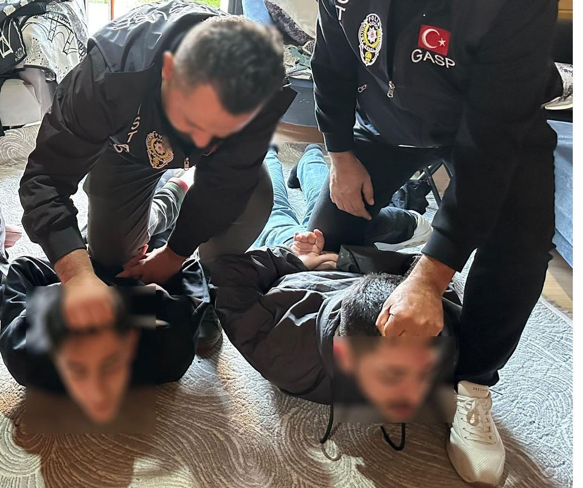 Bayrampaşa da film gibi olay: 50 milyona yakın para çalıp böyle poz verdiler! 1