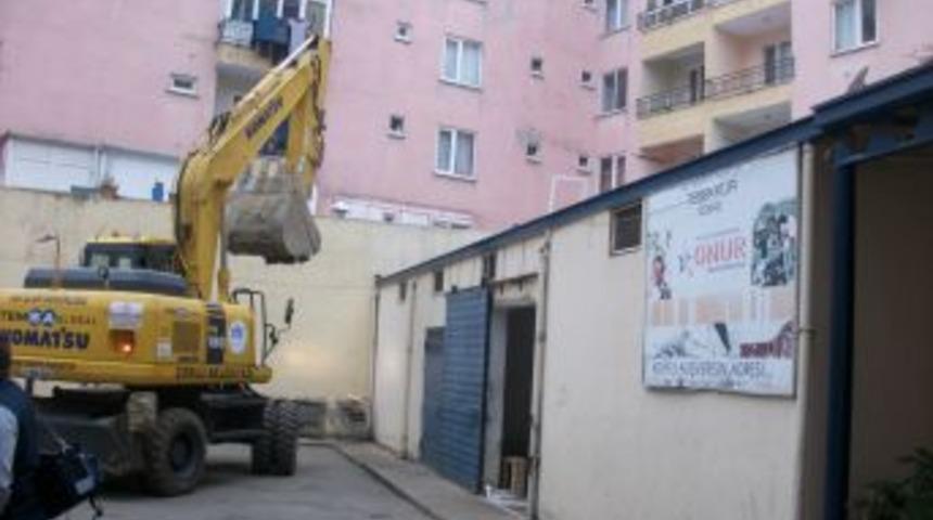 Marketin otopark alanına yaptırdığı ka&ccedil;ak depo yıkıldı