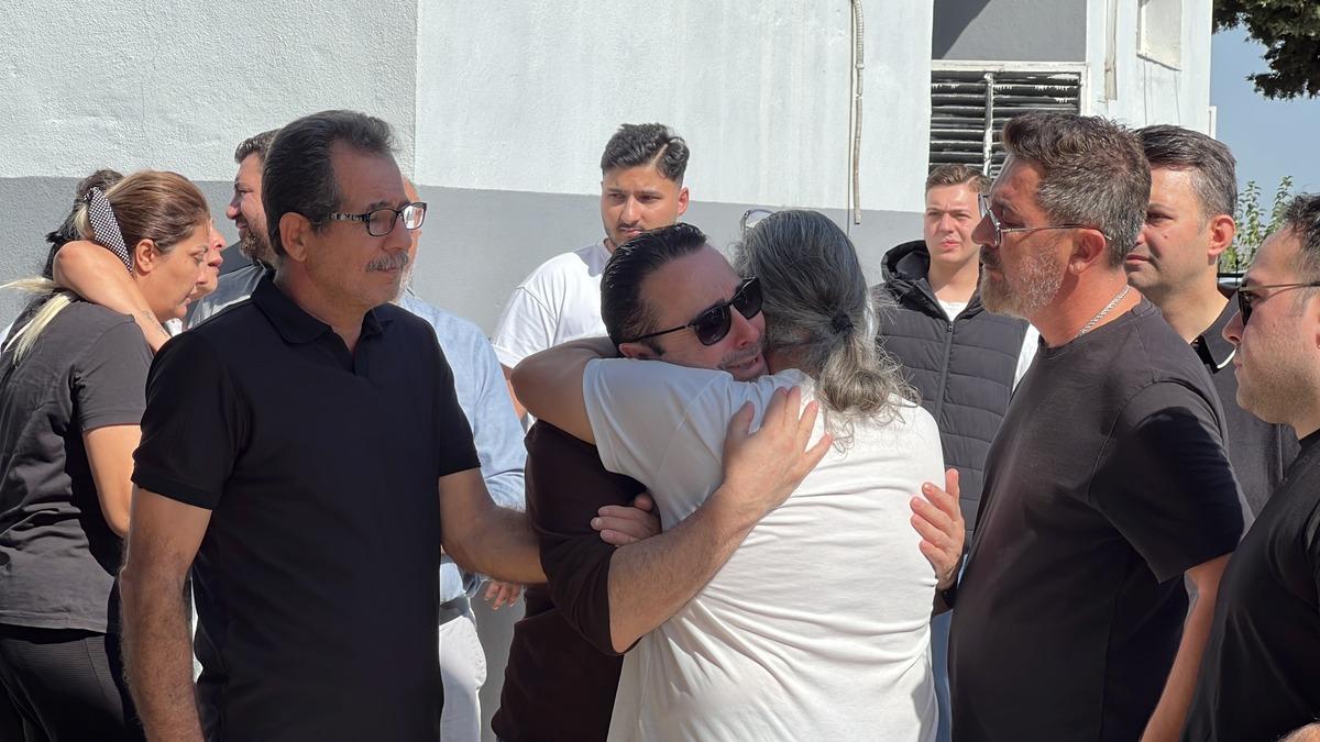 Atilla Taş kızını son yolculuğuna uğurladı! Ayakta duramadı, tabuta sarılıp ağladı 3