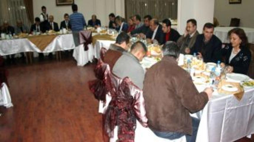 AK Parti, Kars&rsquo;ta doku yenilemesi yapıyor