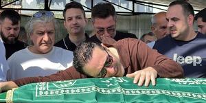 Kızını son yolculuğuna uğurladı! Ayakta duramadı, tabuta sarılıp ağladı