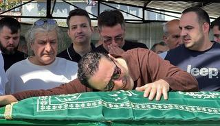 Kızını son yolculuğuna uğurladı! Ayakta duramadı, tabuta sarılıp ağladı