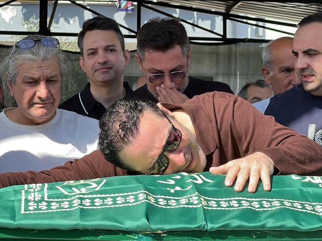 Atilla Taş kızını son yolculuğuna uğurladı! Ayakta duramadı, tabuta sarılıp ağladı