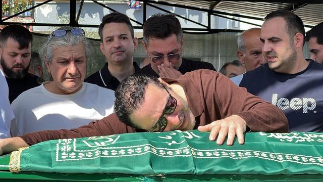 Atilla Taş kızını son yolculuğuna uğurladı! Ayakta duramadı, tabuta sarılıp ağladı