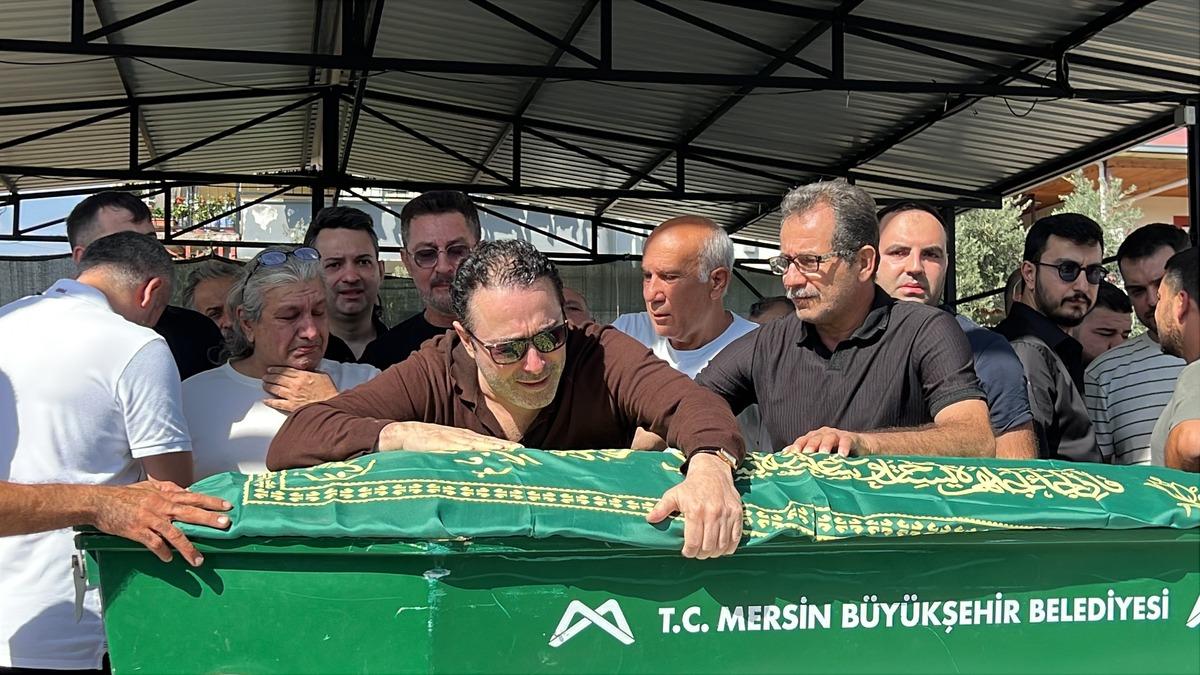 Atilla Taş kızını son yolculuğuna uğurladı! Ayakta duramadı, tabuta sarılıp ağladı 2