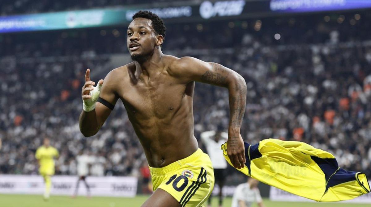 Fenerbahçe nin eski yıldızından bir skandal daha! "Tesislerde çıplak geziyormuş" 2