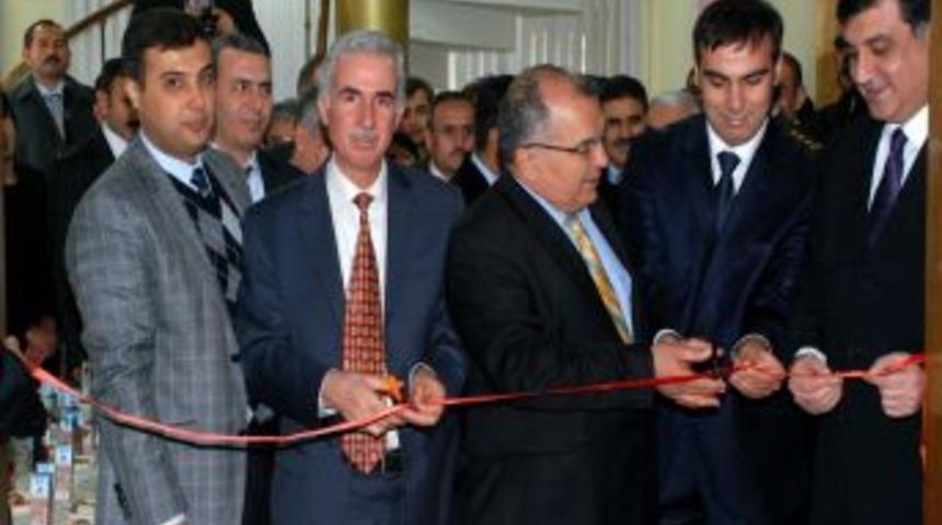 Polis ve &ouml;ğrenciler el ele vererek sergi a&ccedil;tı