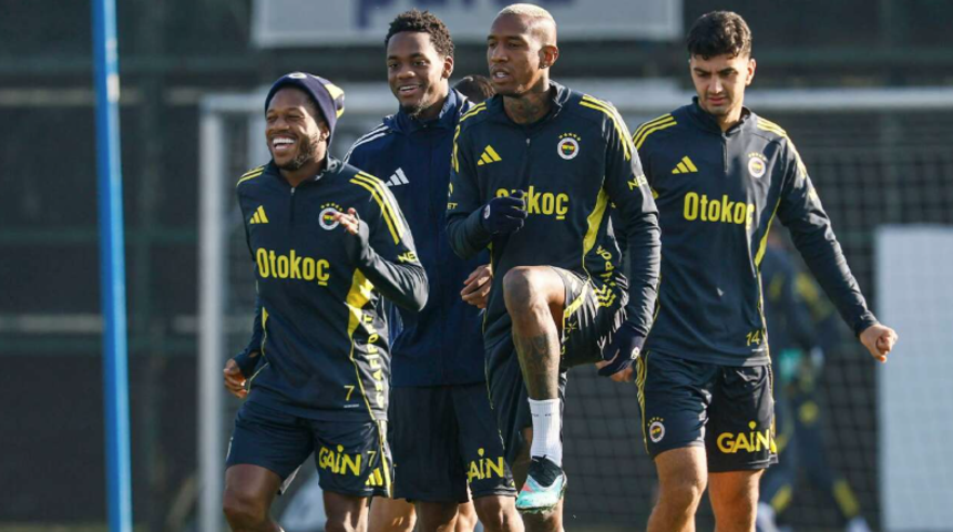 Fenerbah&ccedil;e'nin eski yıldızından bir skandal daha! "Tesislerde &ccedil;ıplak geziyormuş"