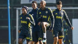 Fenerbahçe'nin eski yıldızından bir skandal daha! Tesislerde çıplak geziyormuş