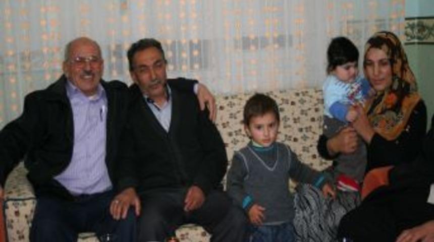 Evinde ağırladığı depremzede aileye T&uuml;rk&ccedil;e ve K&uuml;rt&ccedil;e şiir yazdı