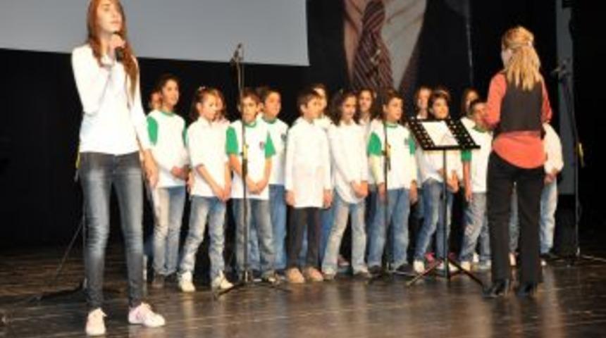 K&uuml;&ccedil;&uuml;k sanat&ccedil;ılardan b&uuml;y&uuml;k konser