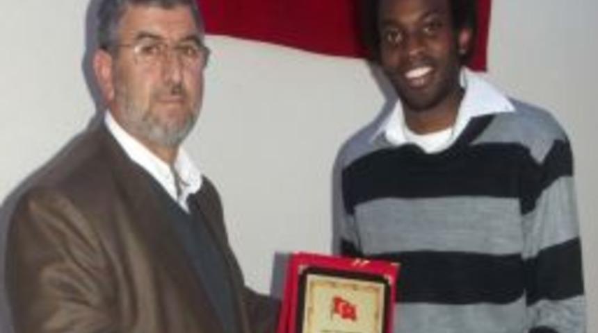 Kurban gönüllülerinin ödülleri Afrikalı öğrencilerden