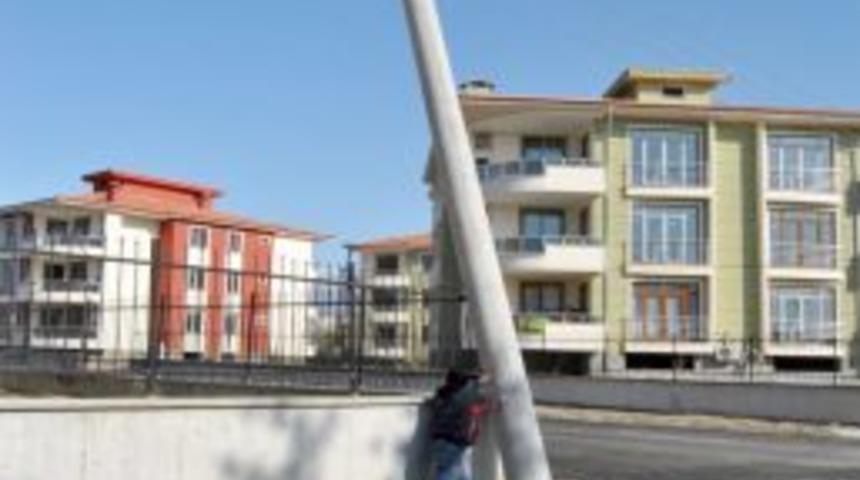 Yan yatan elektrik direği korkutuyor