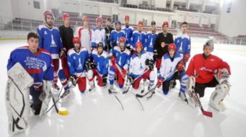 İzmir B&uuml;y&uuml;kşehir'in buz hokeyi takımı S&uuml;per Lig'e hazır