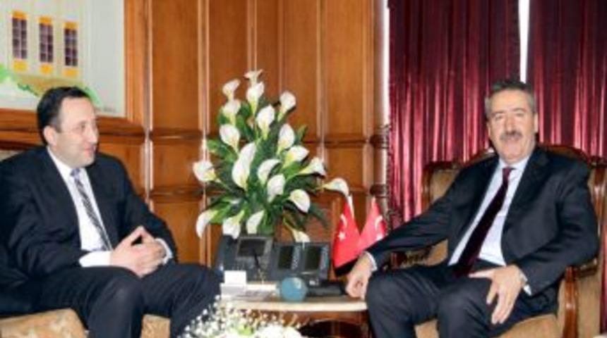 G&uuml;rc&uuml; Bakan Davitaia: Kimlik kartıyla ge&ccedil;iş dostluğumuzun bir simgesidir