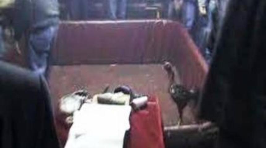 Horoz d&ouml;v&uuml;şt&uuml;rmek i&ccedil;in kıraathaneyi ringe &ccedil;evirmişler