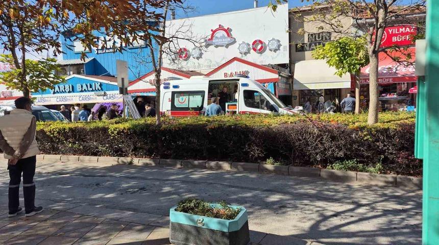 Eskişehir&rsquo;de baba-oğul arasında bı&ccedil;aklı kavga: 3 yaralı