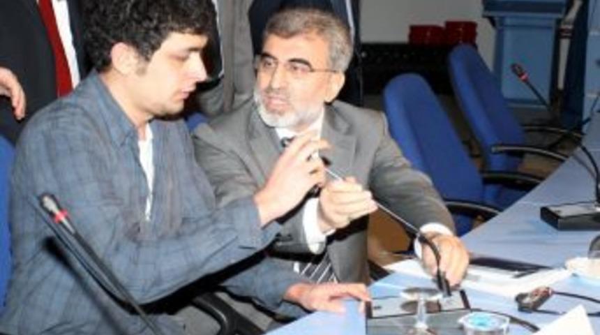 Bakan Yıldız, kendisini protesto eden &ouml;ğrenciyi yanına oturttu